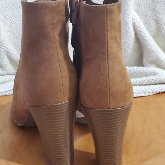 Guess - Picture 3 of 3